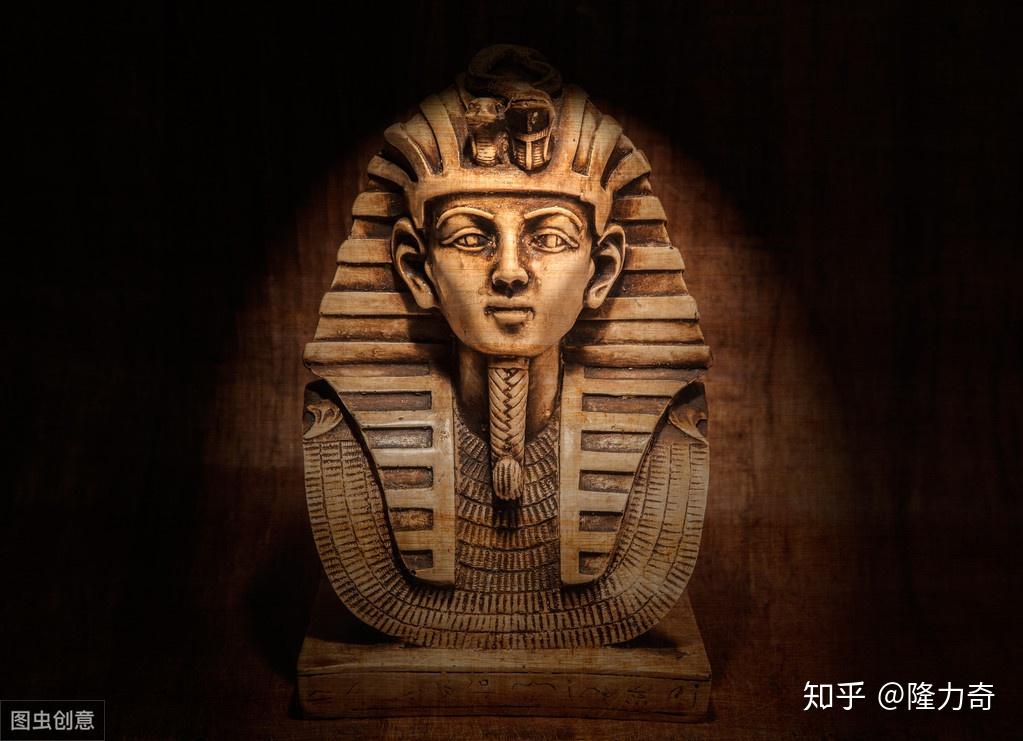 我们看到的所有法老形象的头部王冠类似于眼镜蛇处于攻击状态下竖起的