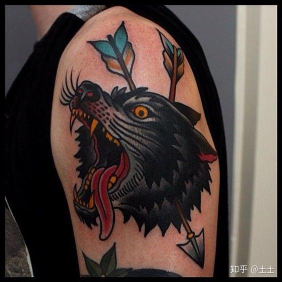 oldschool的狼纹身与其他元素(如花朵,匕首和动物)搭配纹身时,看起来