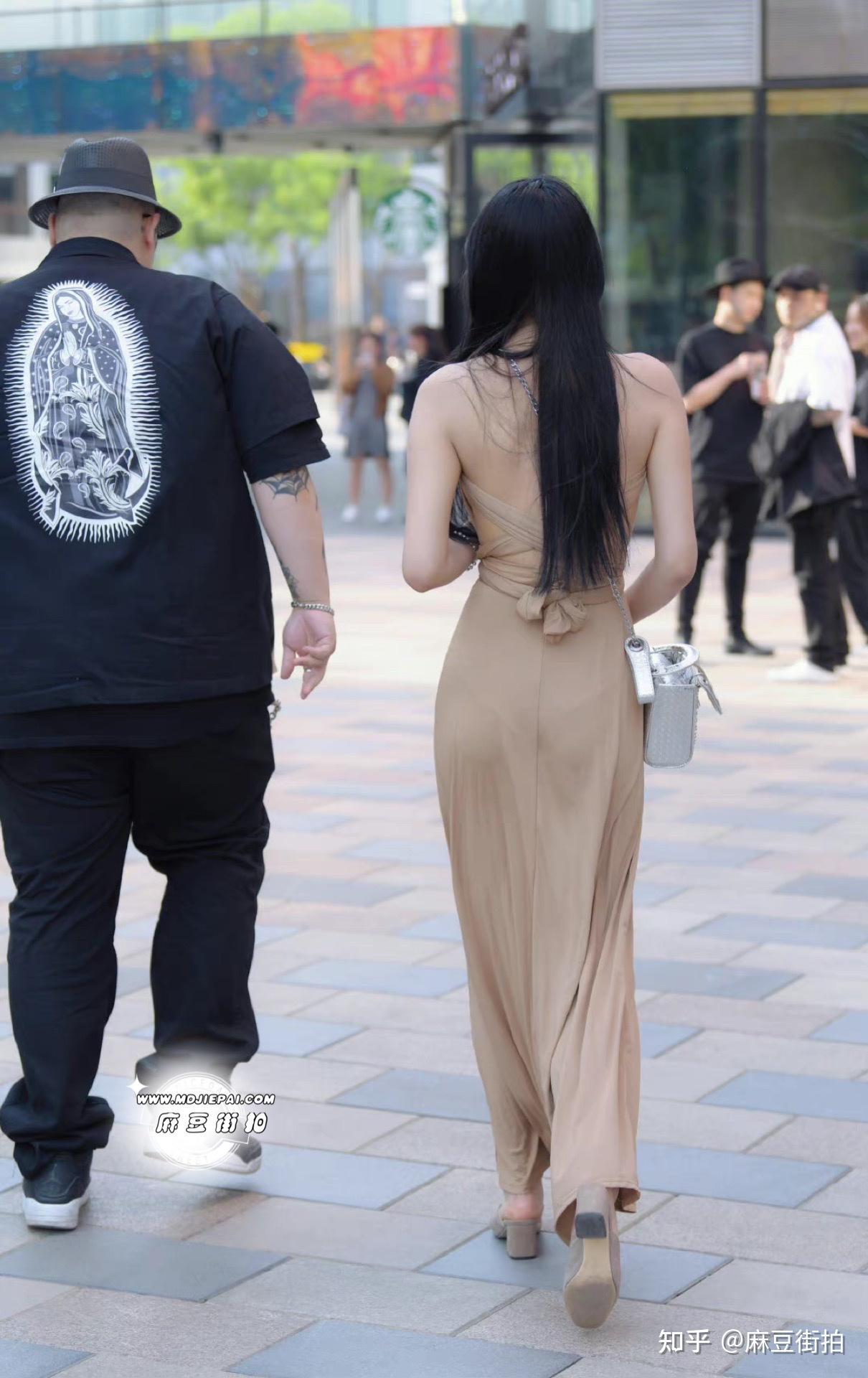 街拍:咖啡色长裙女生,风吹过都是美的