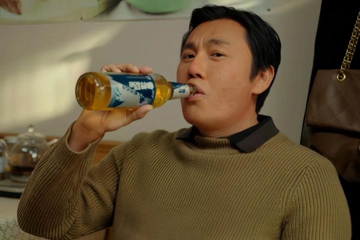 和龚彪一起困在漫长季节里的还有低价的怂人乐雪花啤酒