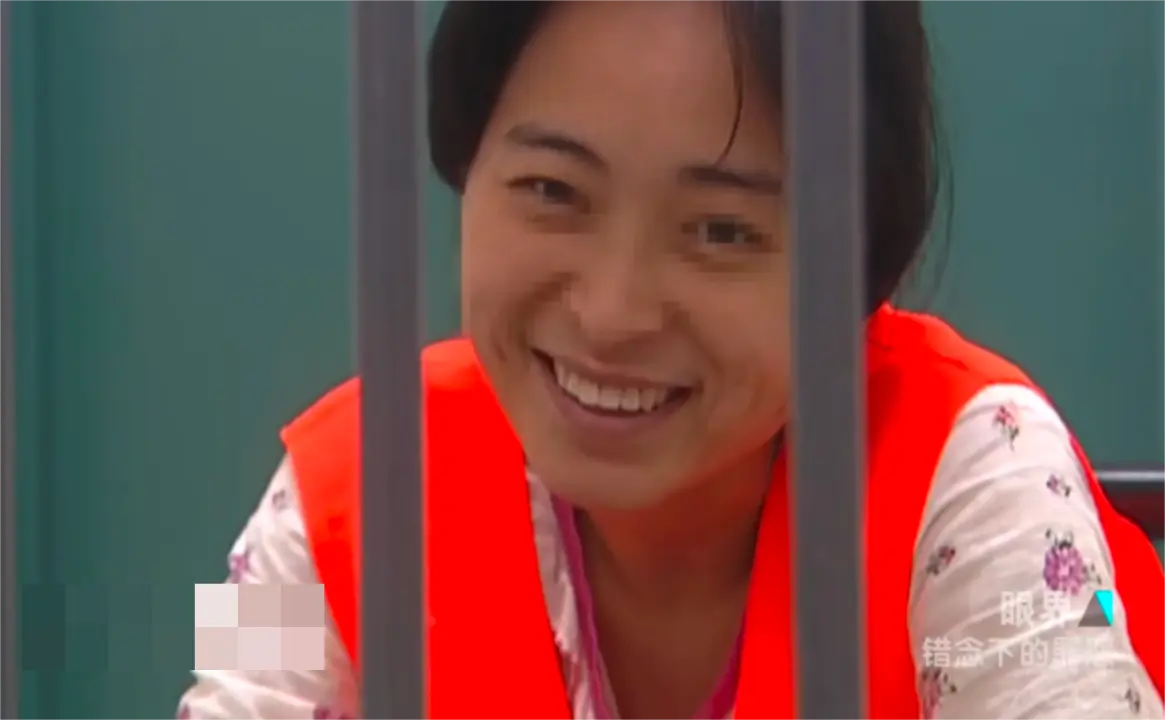 女孩面容姣好,在审讯过程中她数次露出灿烂的笑容