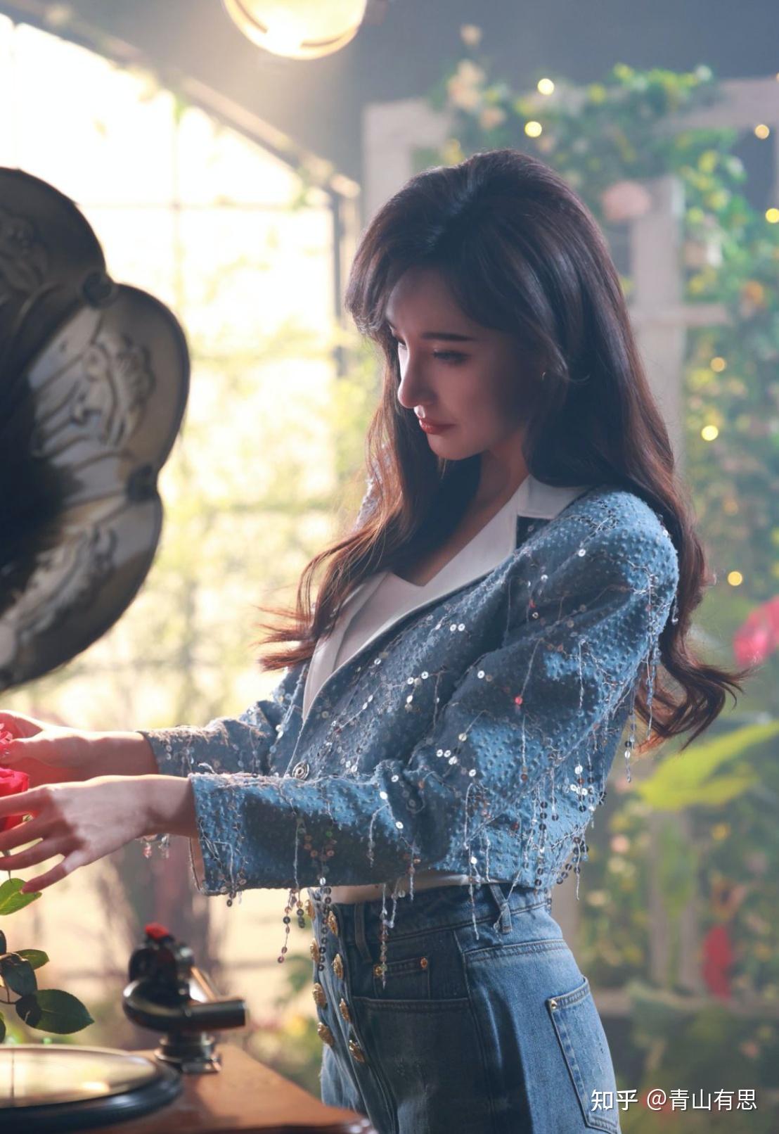 30岁马凡舒惊艳了穿蓝衣搭牛仔献唱综艺人美歌也甜