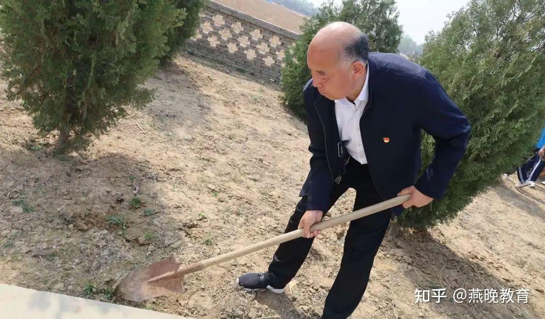 缅怀革命先烈传承红色基因武邑县二中举行清明扫墓活动