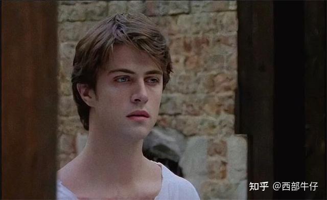 红与黑代表了主人公于连两条人生道路.