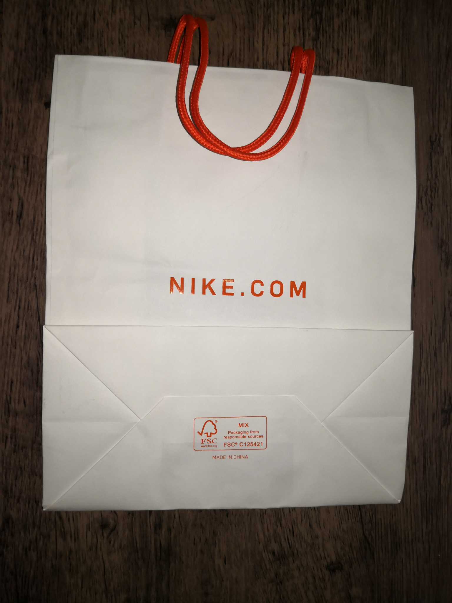 nike店里的购物袋图片