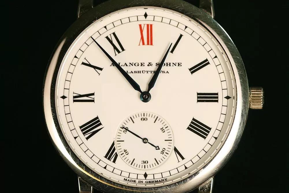 2000年,朗格发布了一款anniversary langematik腕表,表盘上的罗马数字