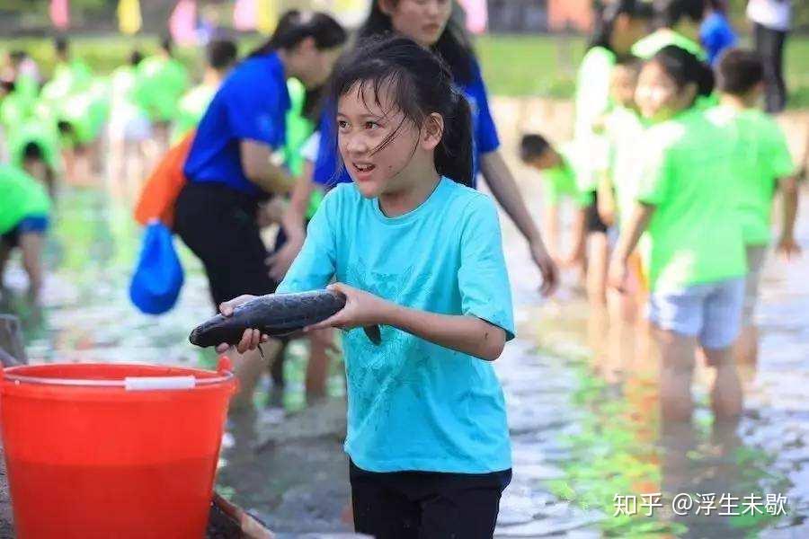 不止5d玻璃桥,重庆·花田溪谷还有摸鱼大赛 水球大战