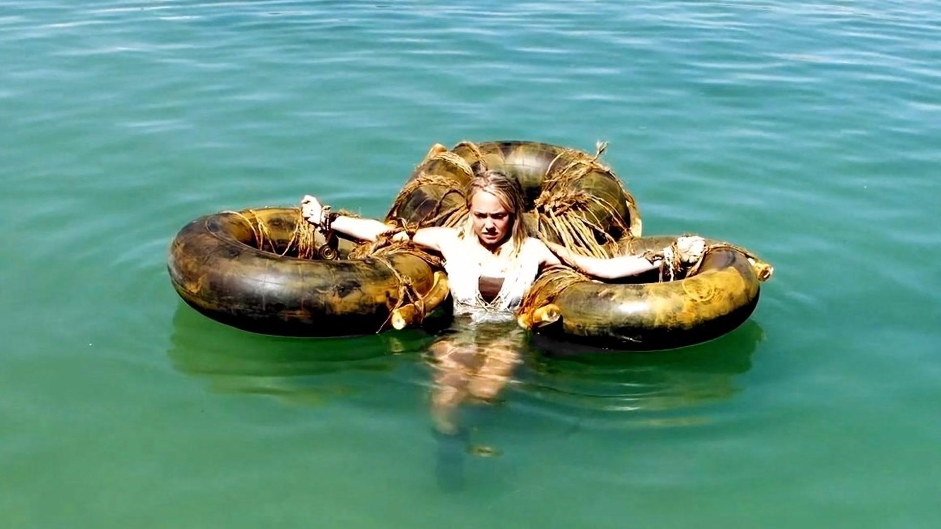 女孩被坏人扔进海里喂鲨鱼却发现自己拥有神力控制鲨鱼反杀