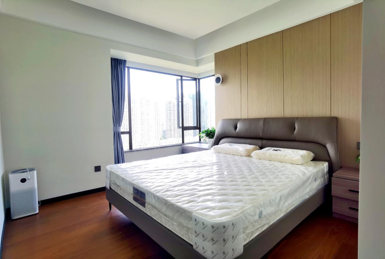 极简筒灯,高光板,黑色装饰条等01入户入户门和客餐厅瓷砖通铺,一进门