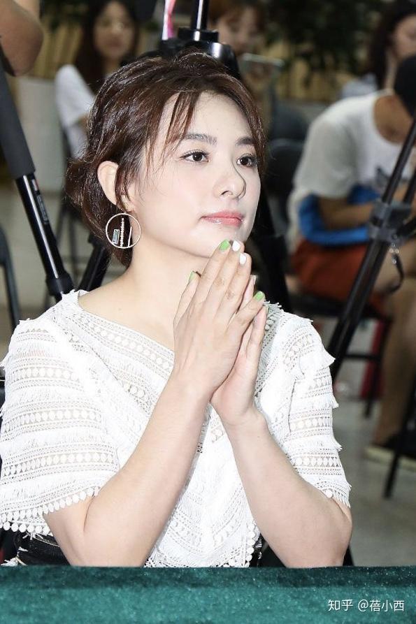 刘璇退役后整个人气质都时髦了穿白色连衣裙配微卷短发美炸了