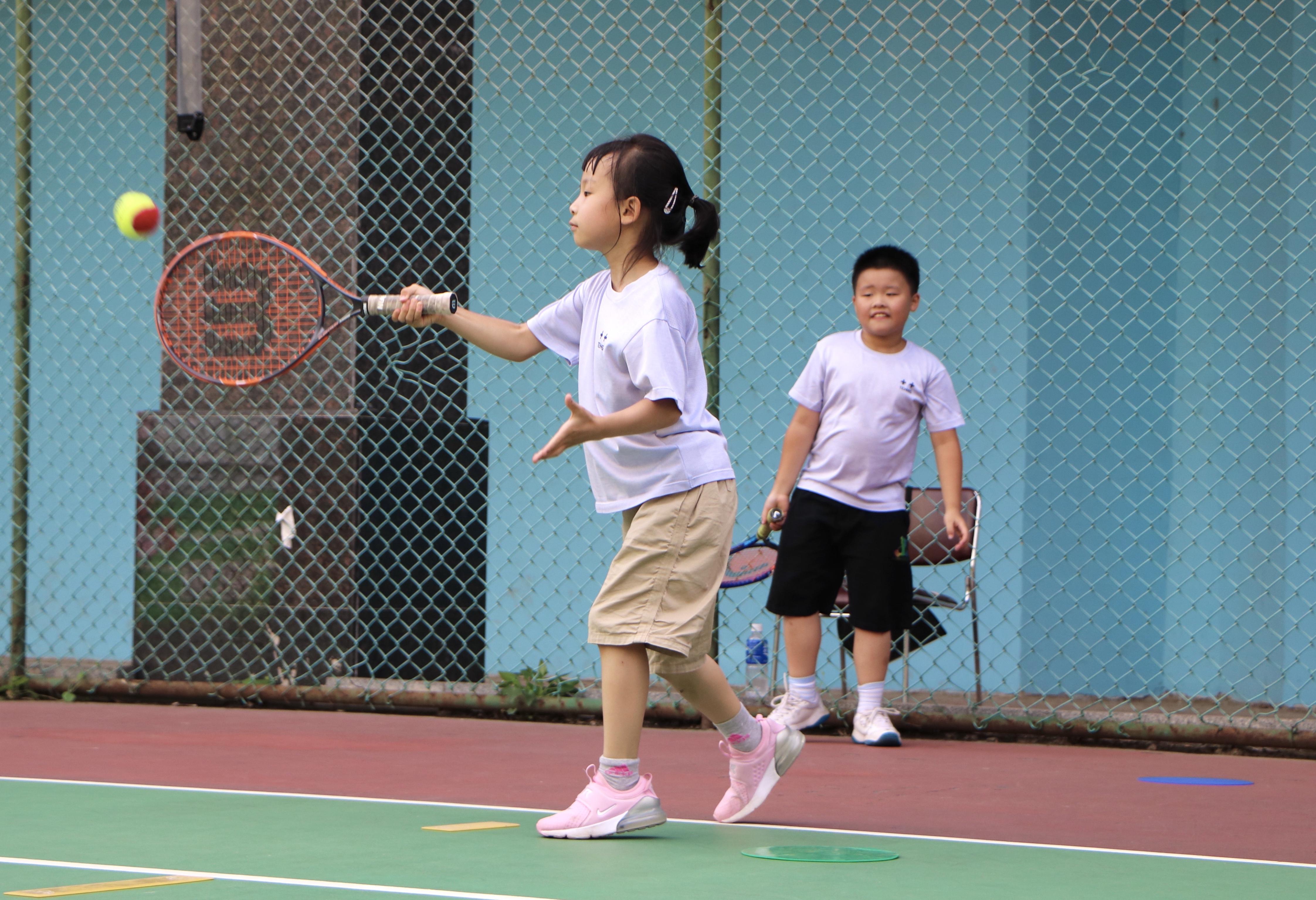 为什么孩子学了一年网球,还打不到球? - 知乎