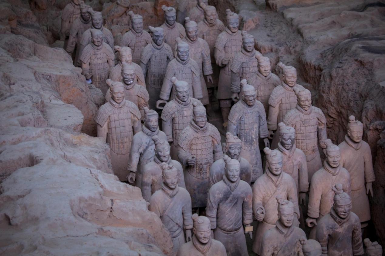 双尾鹖冠,鱼鳞铠甲,彩色花结:如何正确欣赏一尊将军俑? - 知乎