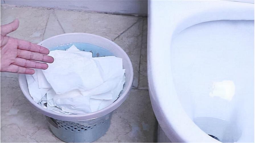 马桶旁边放垃圾桶,被嘲笑成乡下人,难道放错了吗?