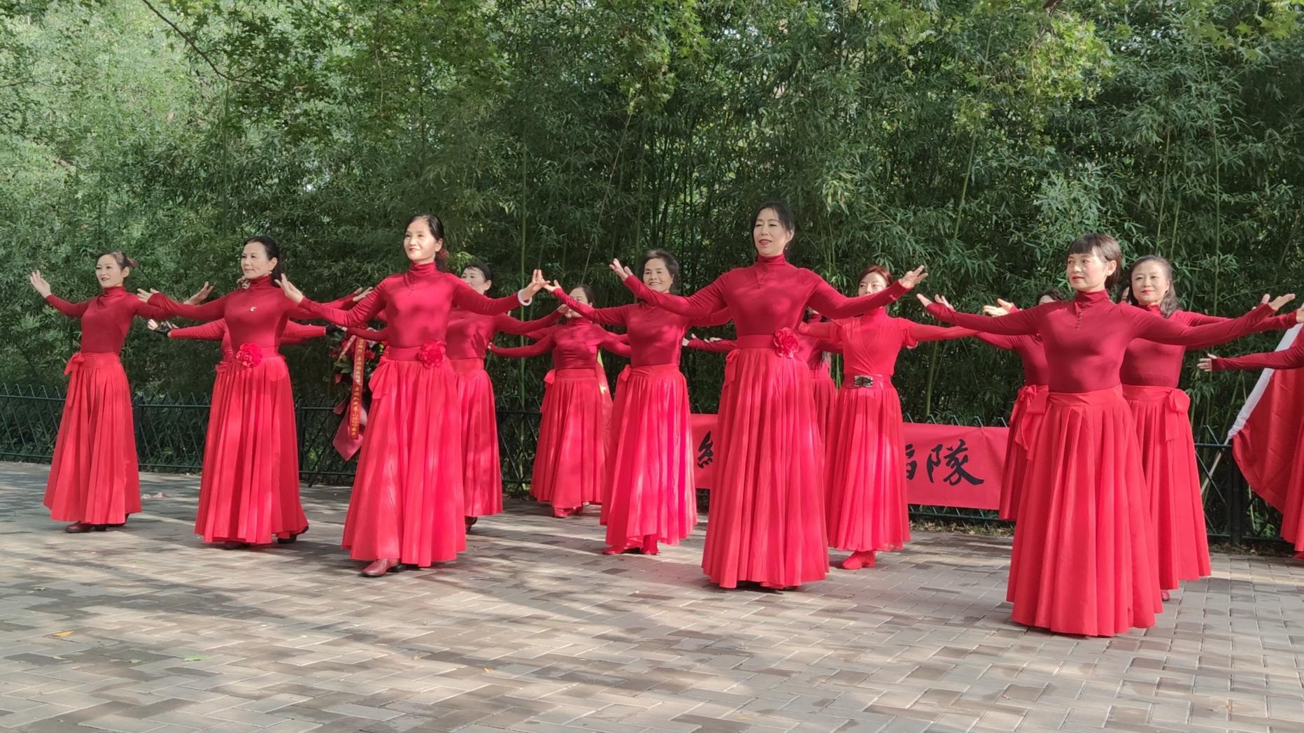 广场舞飞歌醉情怀歌好听师徒二人跳得太棒了完美