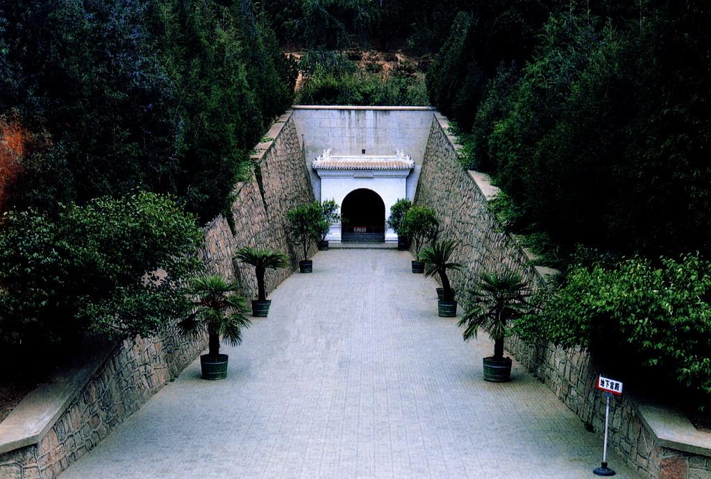 [图说]古今影像大明十三陵－－十五，明神宗万历帝朱翊钧定陵之开放的皇陵-明十三陵背后的帝王传奇