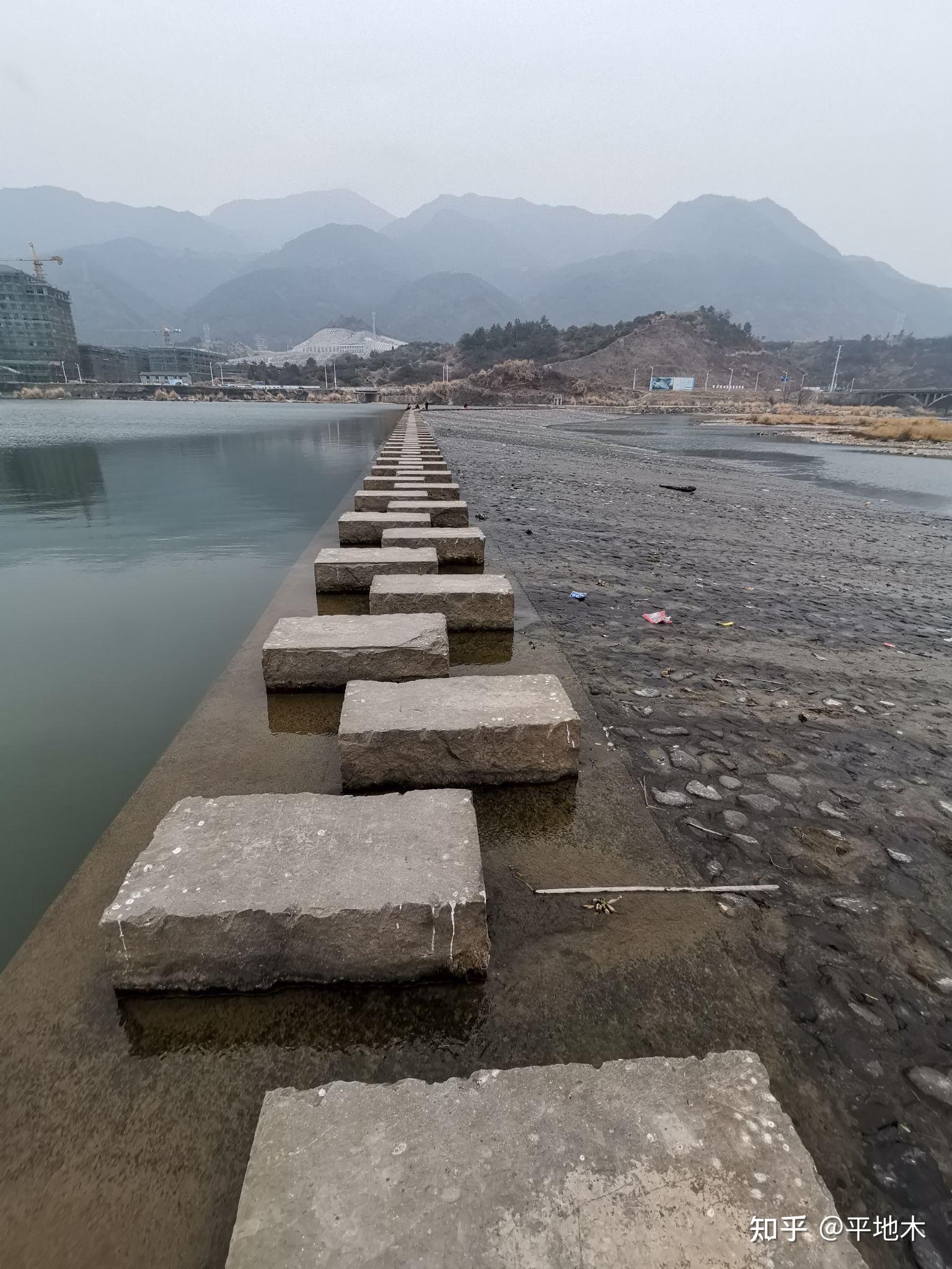 急开车60里,至永安溪大桥,见溪水面开阔,汀步桥处有人学子陵.