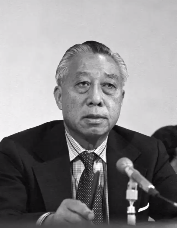 邝友良:首位参选美国总统的华裔,晚年被儿子气死,夏威夷降半旗