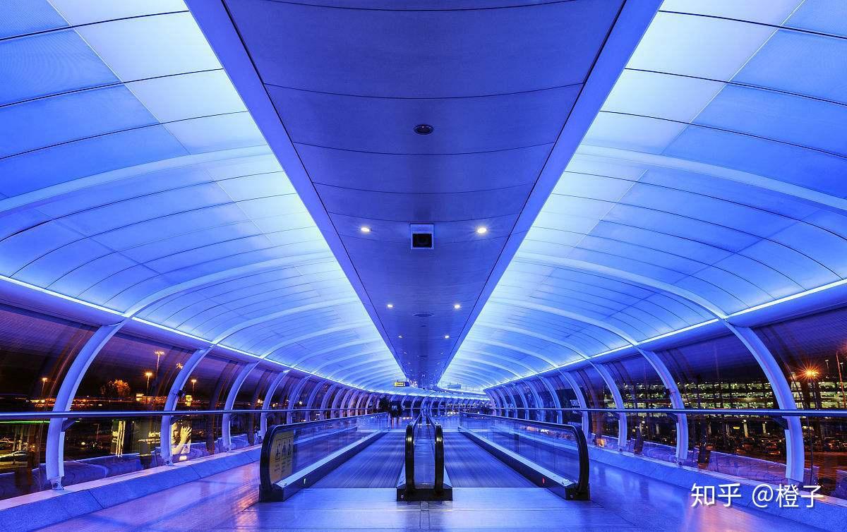 乘坐火车:学生可直接从曼彻斯特机场搭乘火车到市区的皮克迪里火车站.