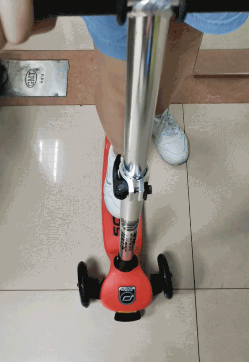 时只要倾斜身体,或向左右轻压把手,即可转弯;不可收纳款:21st scooter