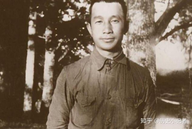 粟裕离家后不久,便收到了父亲在家中逝世的噩耗,在悲痛之余,也更加