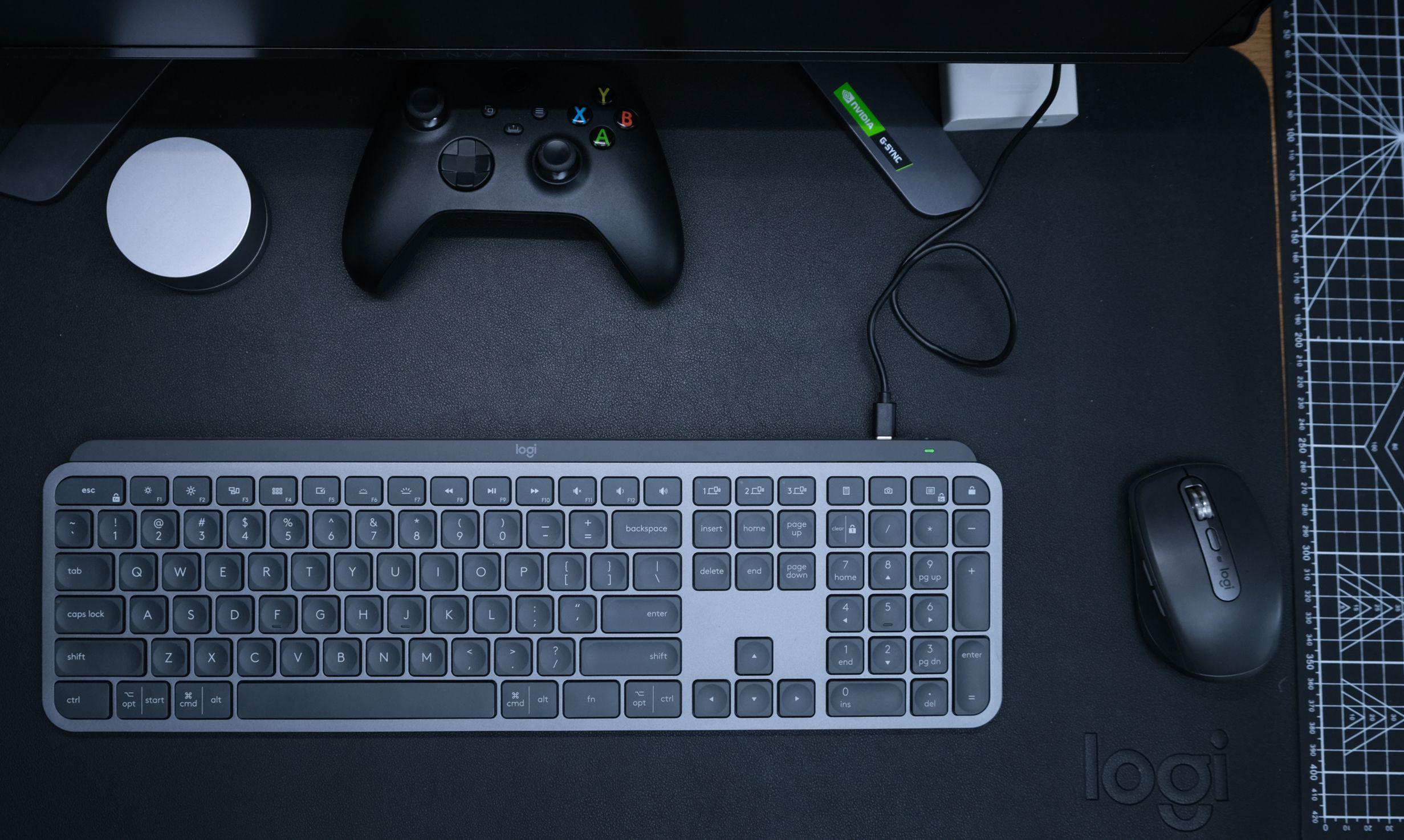 罗技mx keys键帽采用独特的球形凹面,对手指的贴合效果更好;同时,键帽