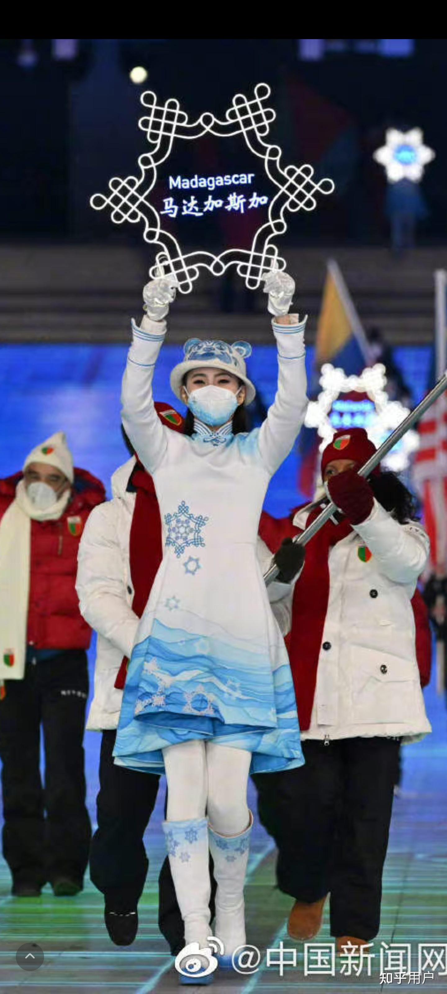 2022冬奥会举牌服装图片