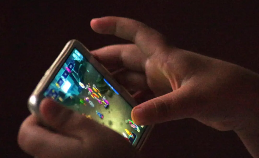 代表建议游戏平台凌晨 1 点到 5 点强制关闭，成年人的游戏时间也要被限制吗？若实行会带来什么影响？