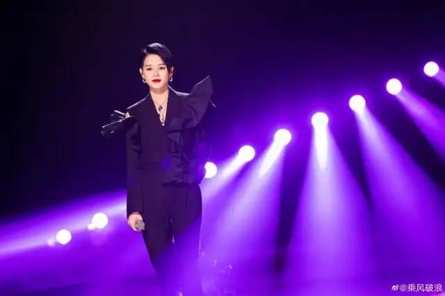 《乘风破浪》第三季开播:谢娜主持终于拿手卡了,有被王心凌甜到(2021乘风破浪第三季播出时间)