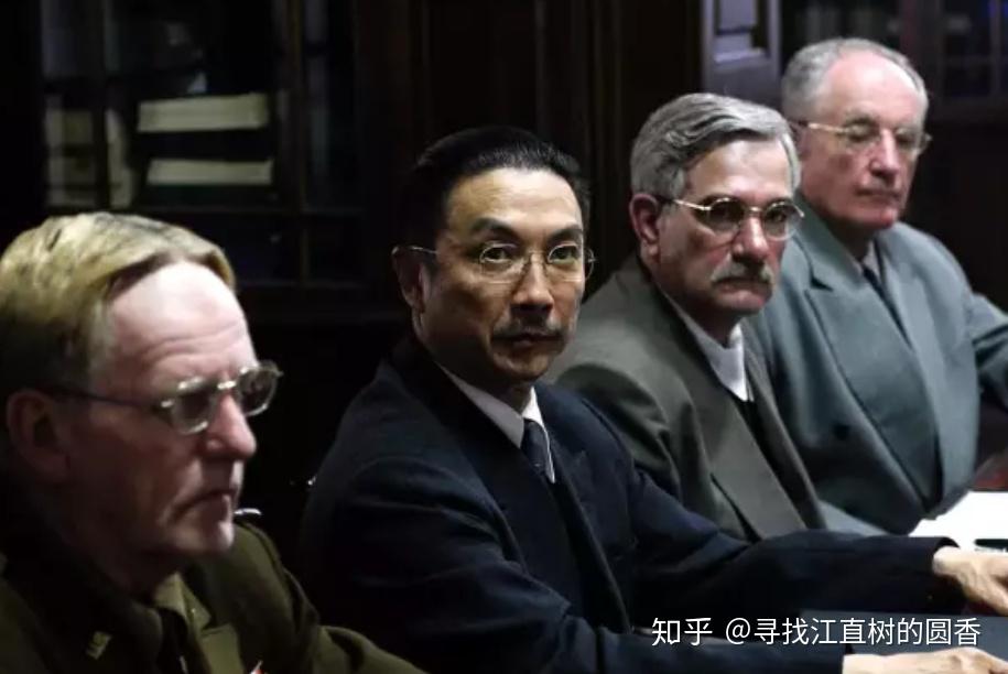 电影的开始,梅汝璈以坚决的态度力争到以在《日本受降书》上的签名