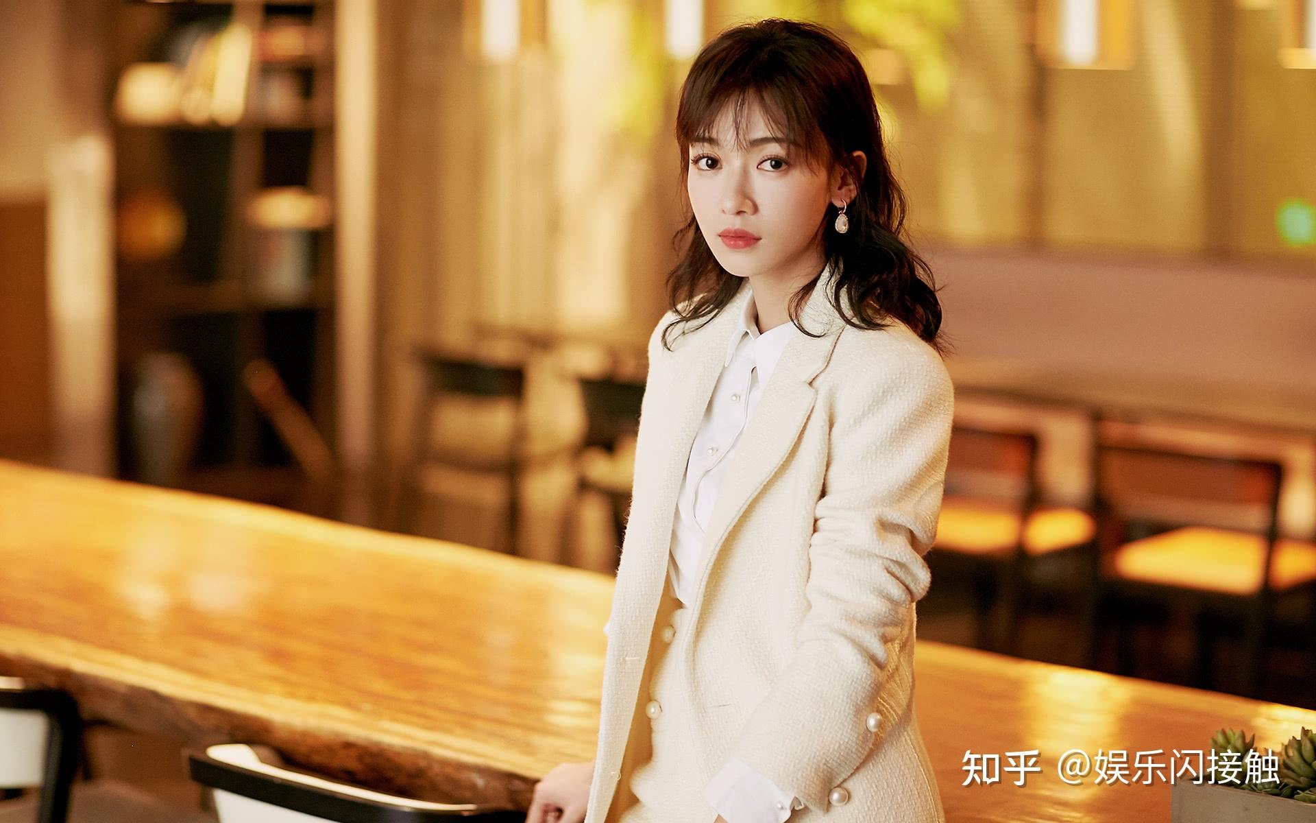 吉娃娃吴谨言粉色旗袍配双丸子头可爱又完美彰显身体曲线