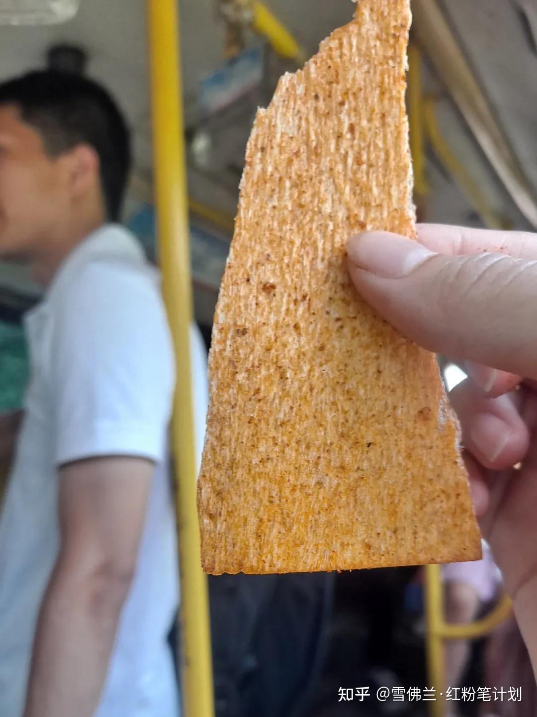 巴士上,挤满了学生和老师,大家其乐融融地聊着天,分享着碎碎冰和辣条