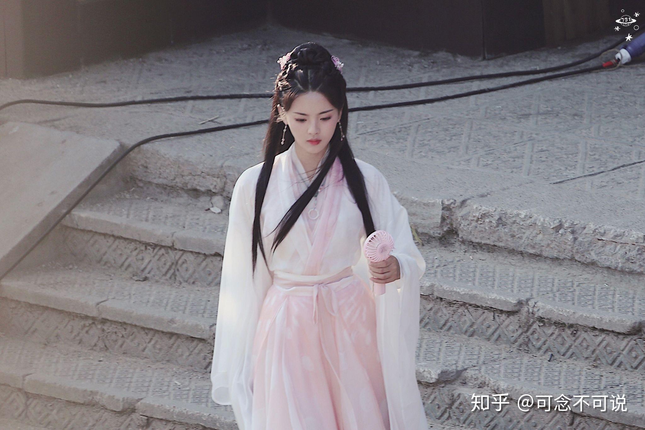 你觉得杨超越在且听凤鸣中的表现怎么样