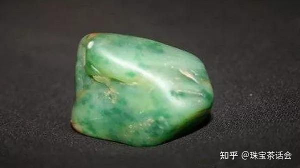 水钙铝榴石在民间被叫作"凉水石",是在滇缅边境玉石商人之间先开始