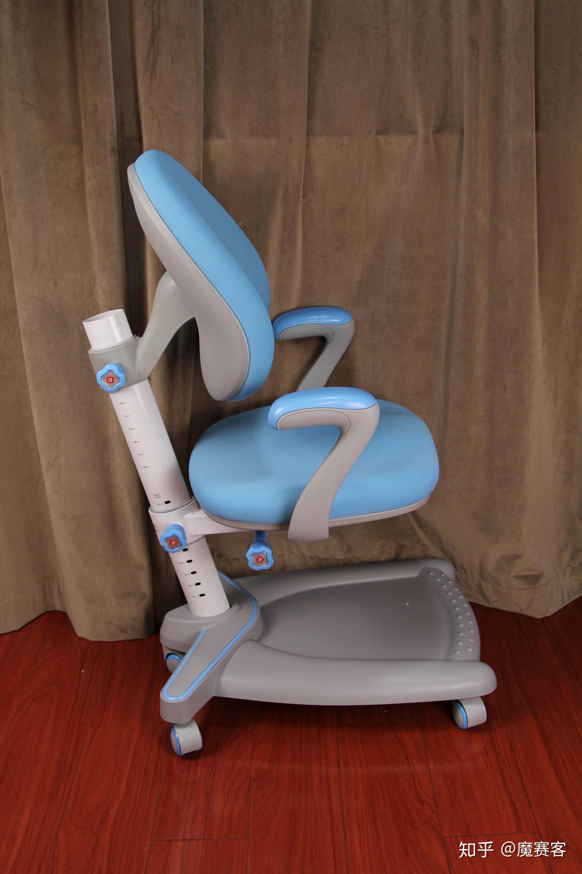 配合螺丝,弹簧垫片,大垫片一起安装到椅脚上