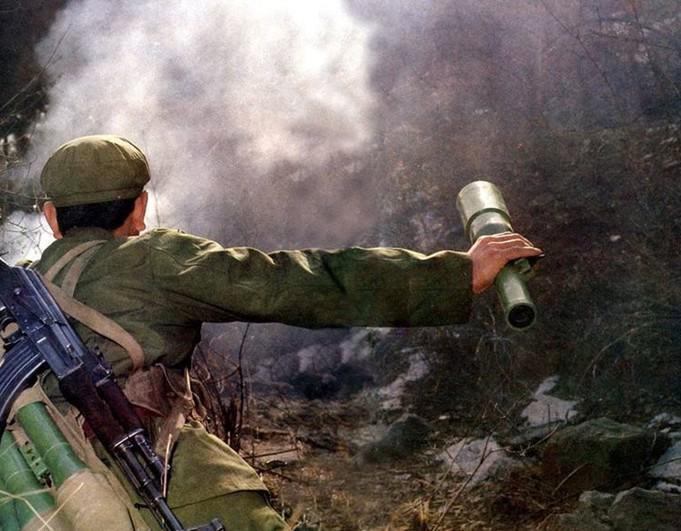 3名越军藏身树洞解放军新兵空手夺枪射杀3人立一等功