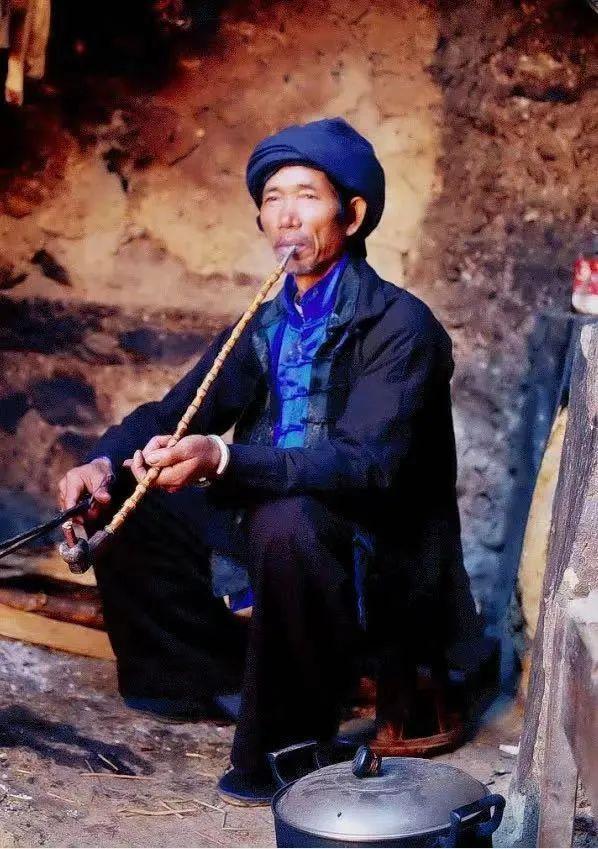 哈尼族服饰 | 衣服上织着天下的事,那是祖先写下的文字 - 知乎