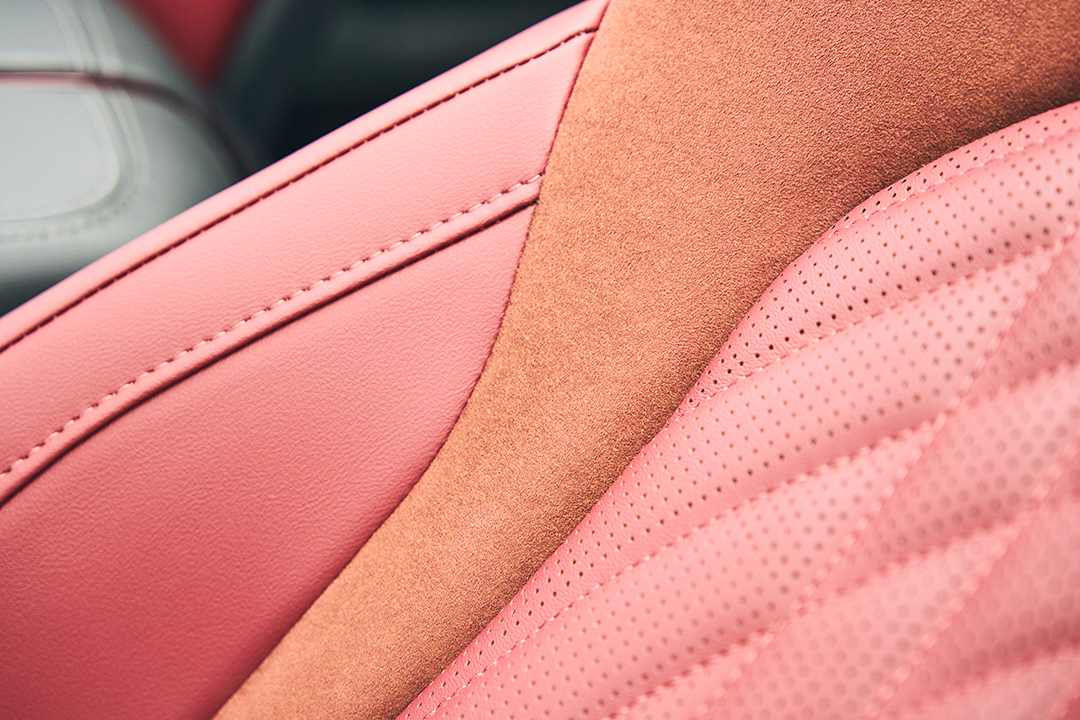 更使用nappa真皮材质与alcantara翻毛皮材质拼接包覆,提供细腻柔软