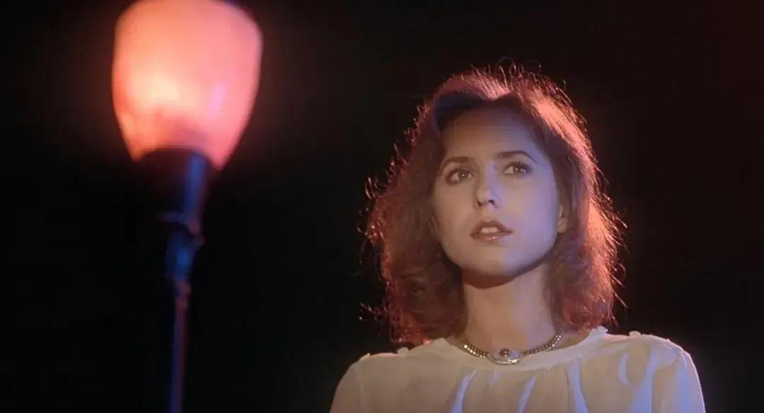 除了美人和色调外,阿基多还给铅黄电影贡献了一个标签:恋物情结.