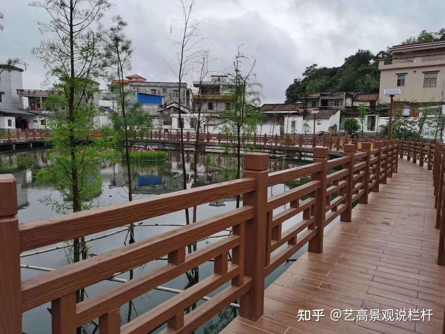 池塘河沿水库防护栏杆农村水泥仿木栏杆在坚守岗位