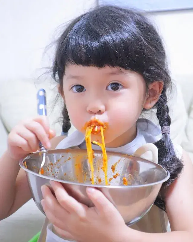 抱着大碗吃饭的小女孩图片