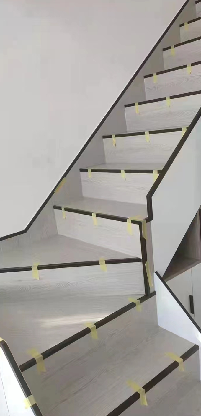 有时候换个设计思路把木地板铺上楼梯指不定会收到意想不到的惊艳效果