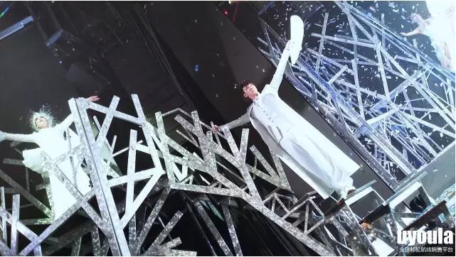 公分身高的他参演了首次采用华人魔术师的《元素》舞台秀从三月初到