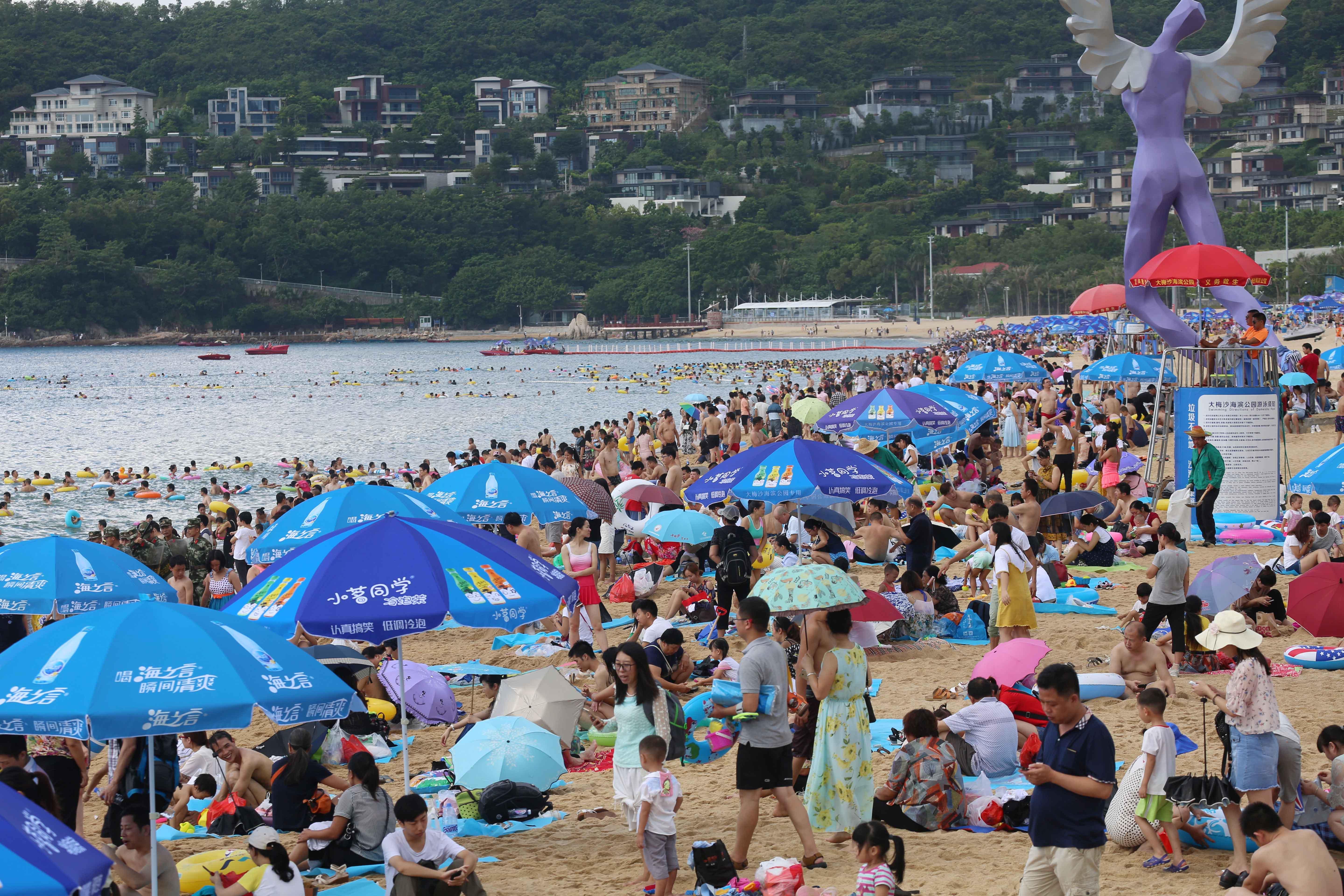 猛14万人挤爆深圳大梅沙下饺子