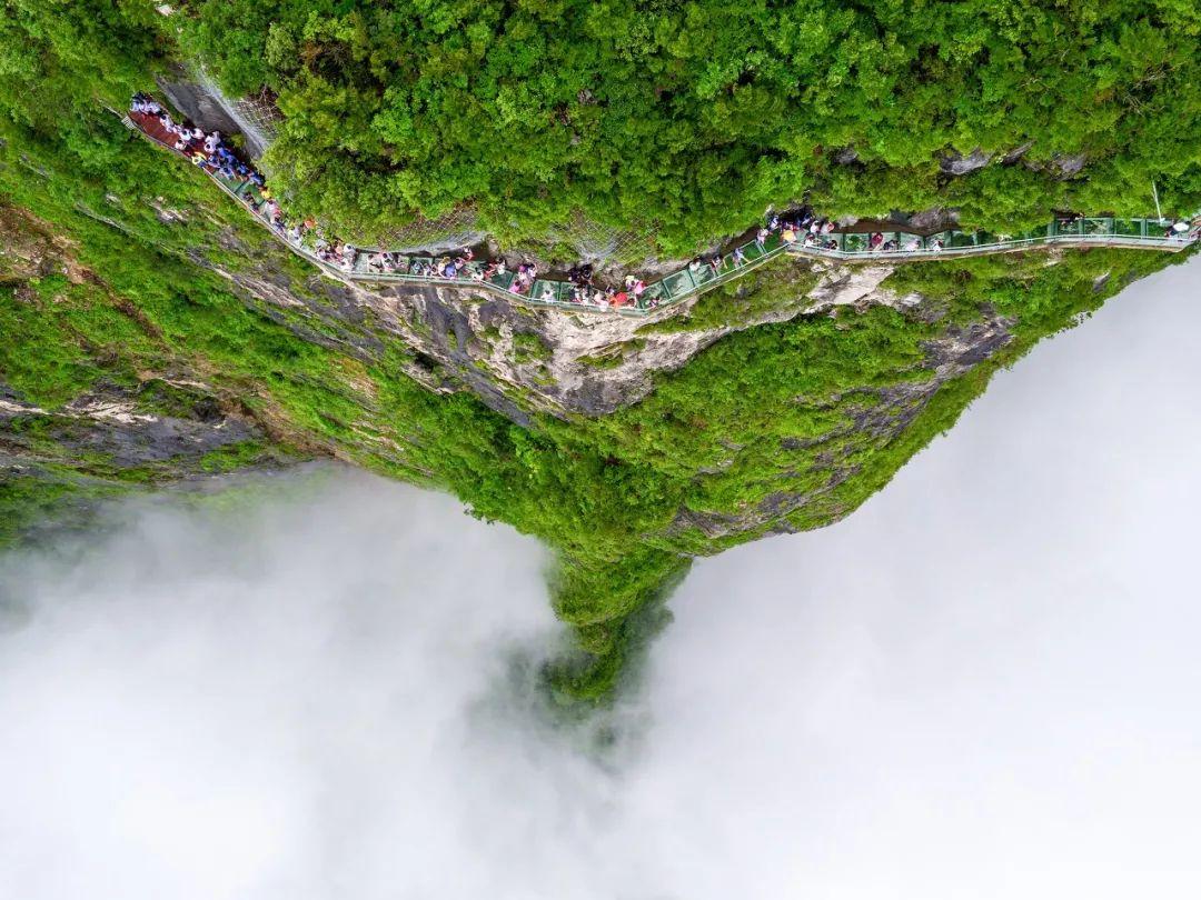 一定要體驗建在懸崖峭壁上的玻璃棧道,看到腳下的萬丈深谷,膽戰心驚之