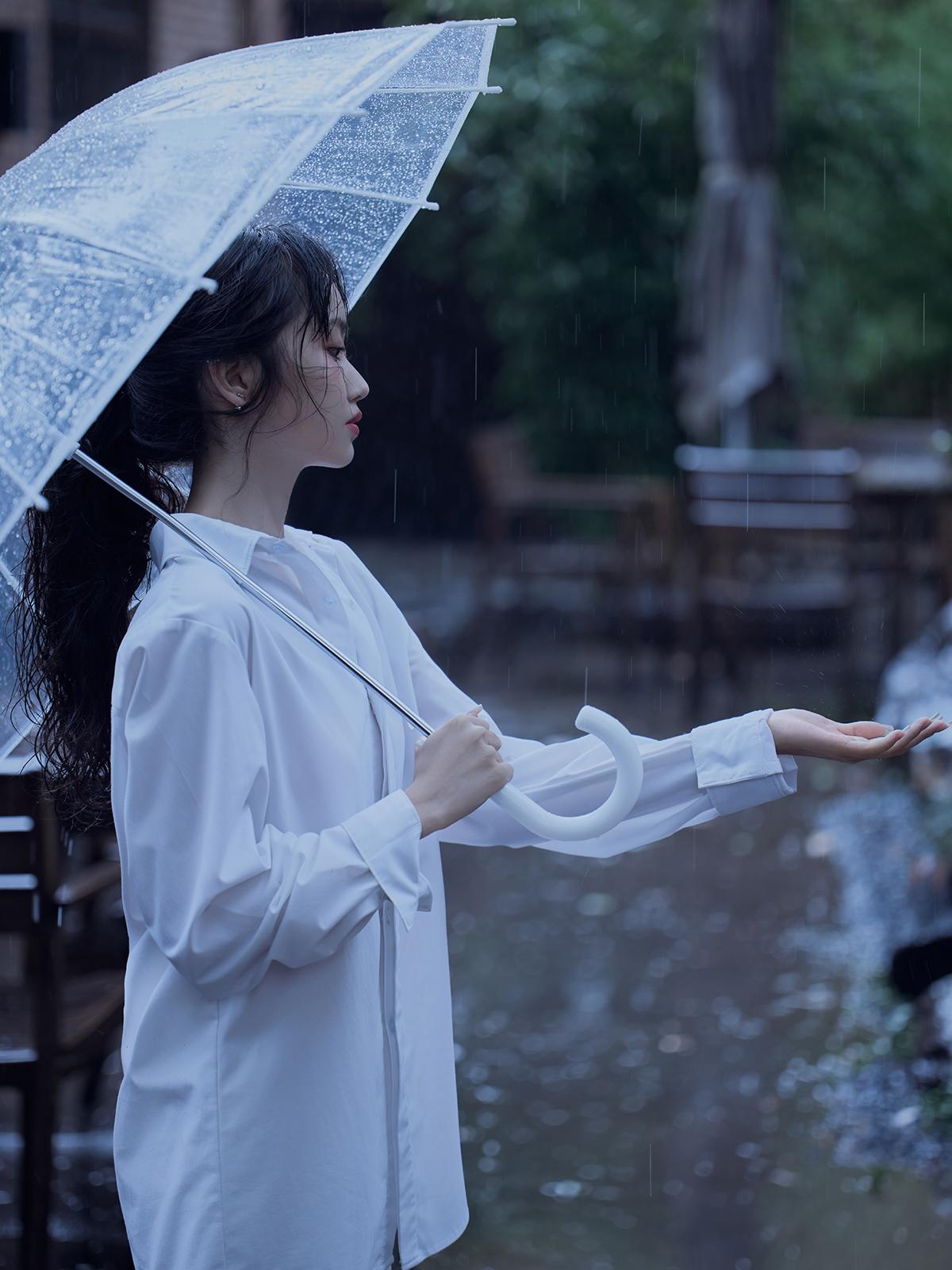 女孩说撑伞也是雨中人图片