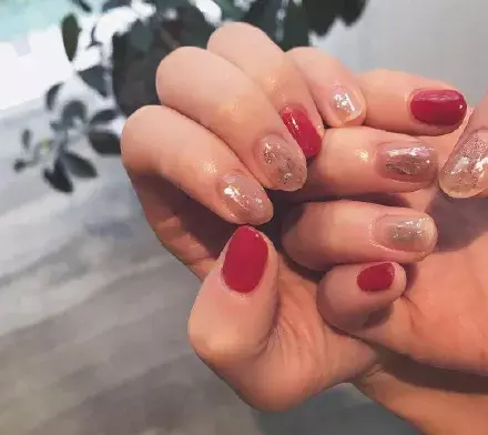 这里可能是最全的新年美甲集合了-新年美甲图片2021简单大方红色衣服