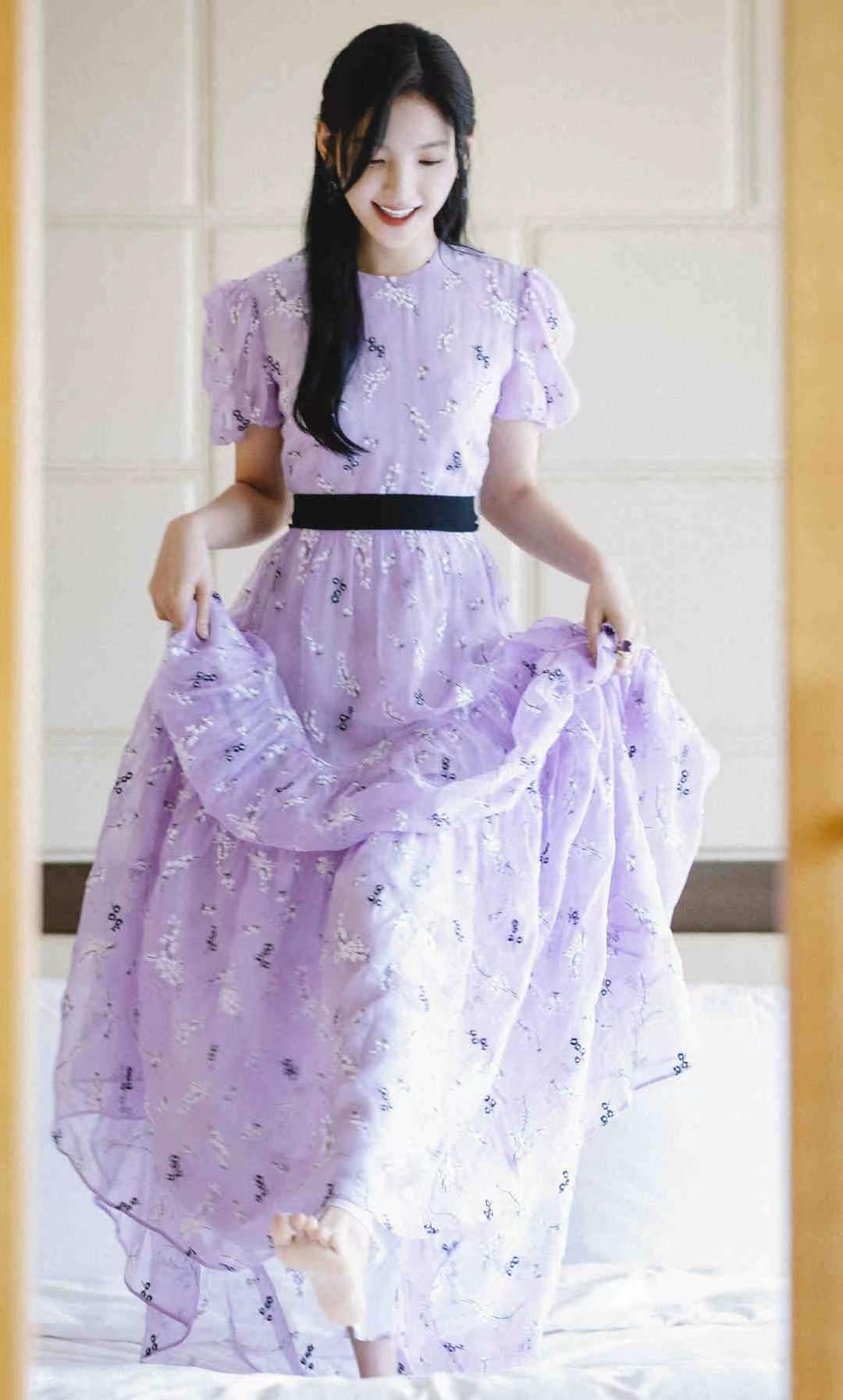 章若楠穿紫色碎花连衣裙优雅甜美夏日清新氛围感满满