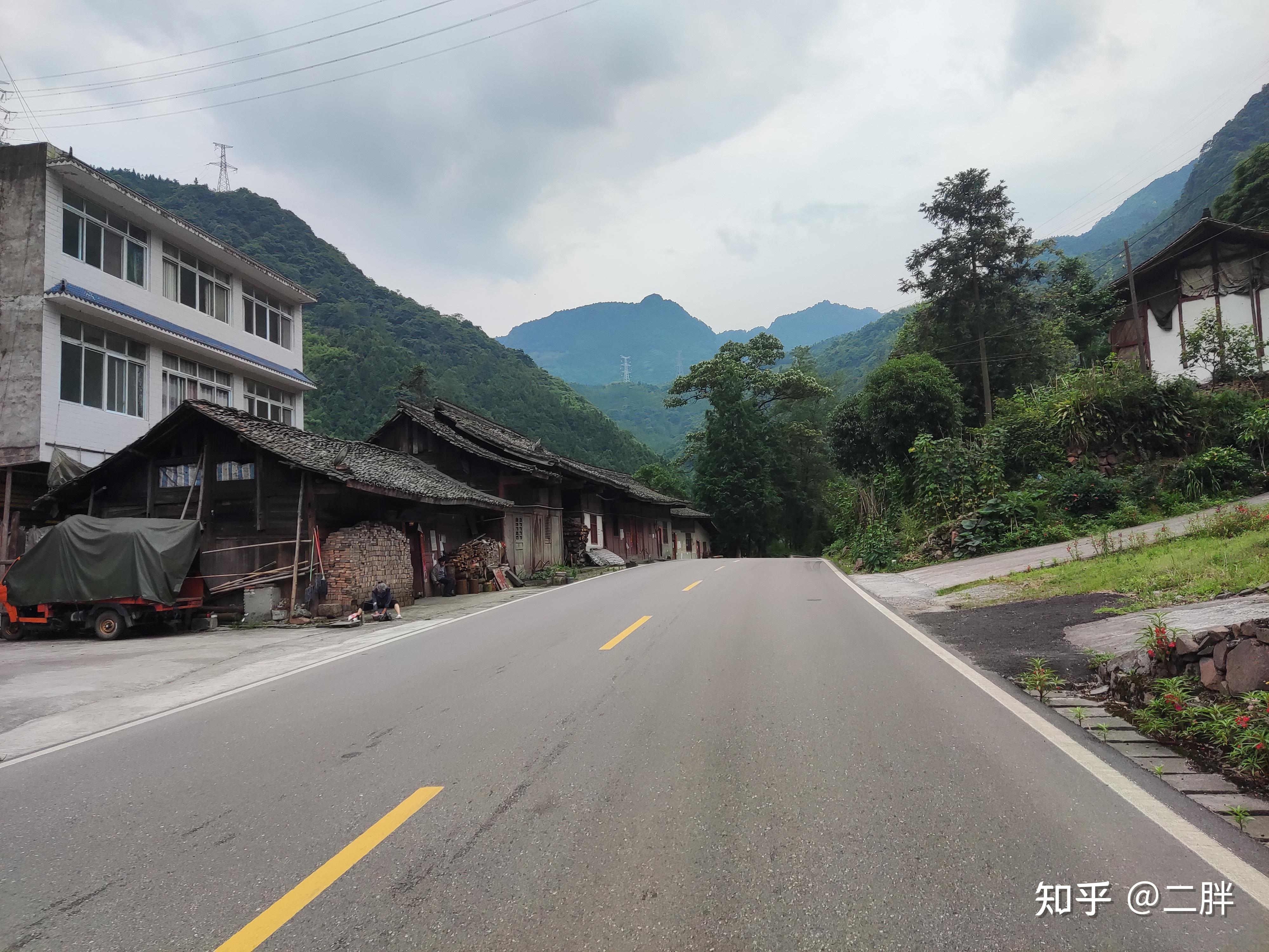 骑行318国道折多山下山路中 手机拍的 原图已丢失 - 中国国家地理最美观景拍摄点