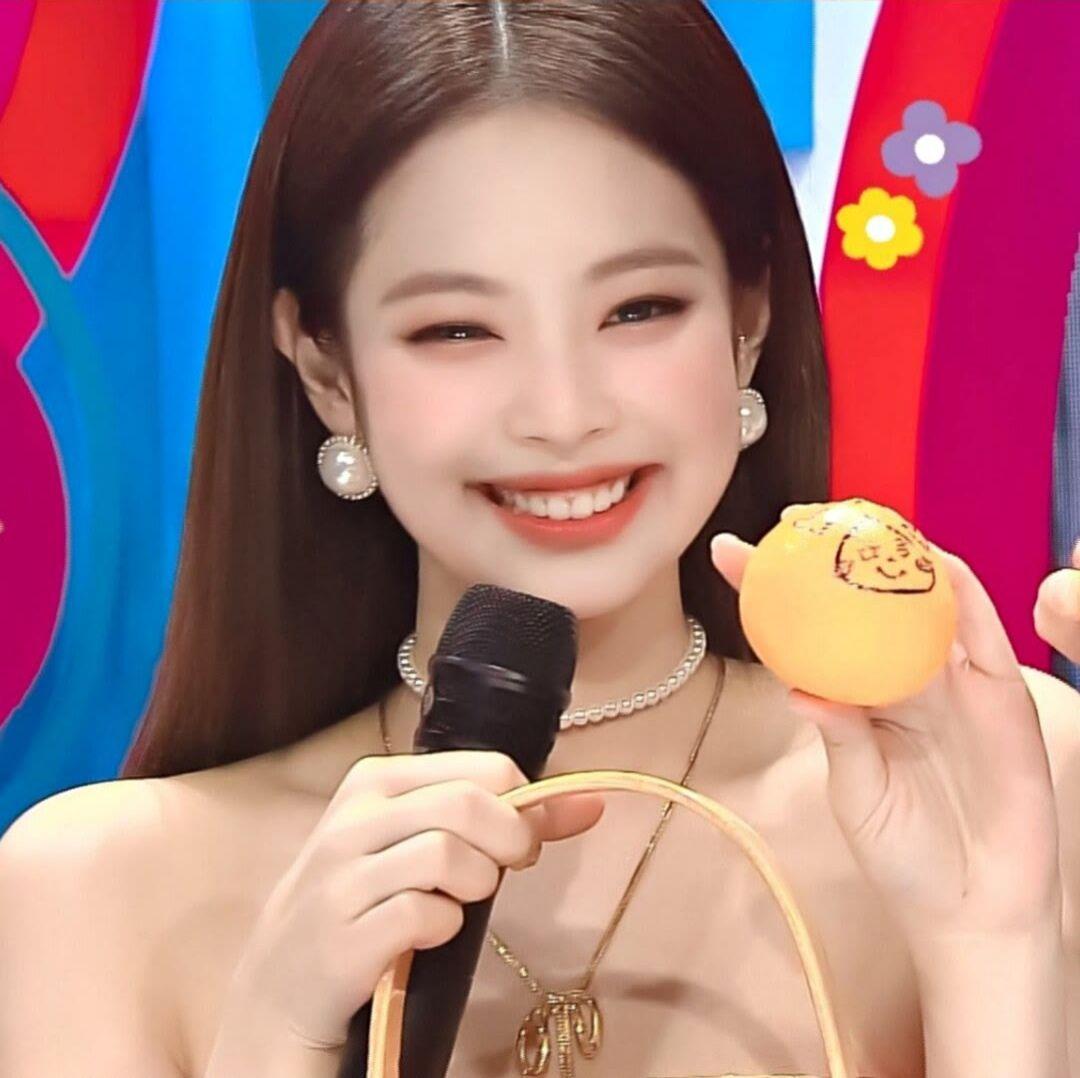 集美们,我想要jennie那种笑到露出牙龈的照片,实在是太可爱了,求求求?