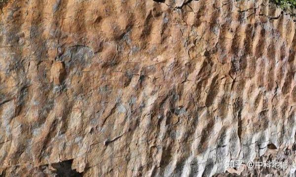 对称状波痕,为浪成波痕,由振荡波形成